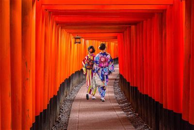 Frauen mit Kimono am Fushimi Inari Schrein